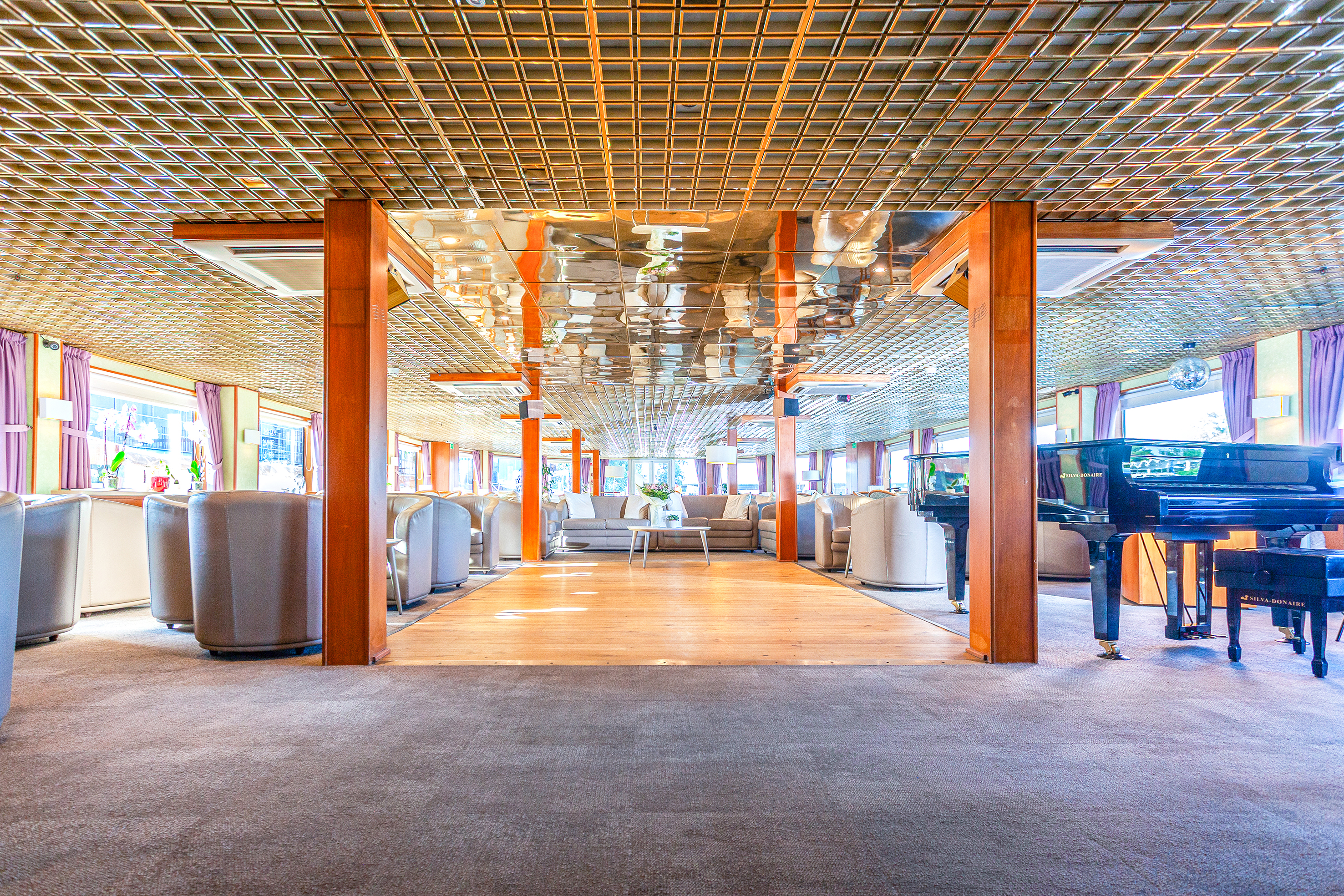 lounge bar with dancefloor