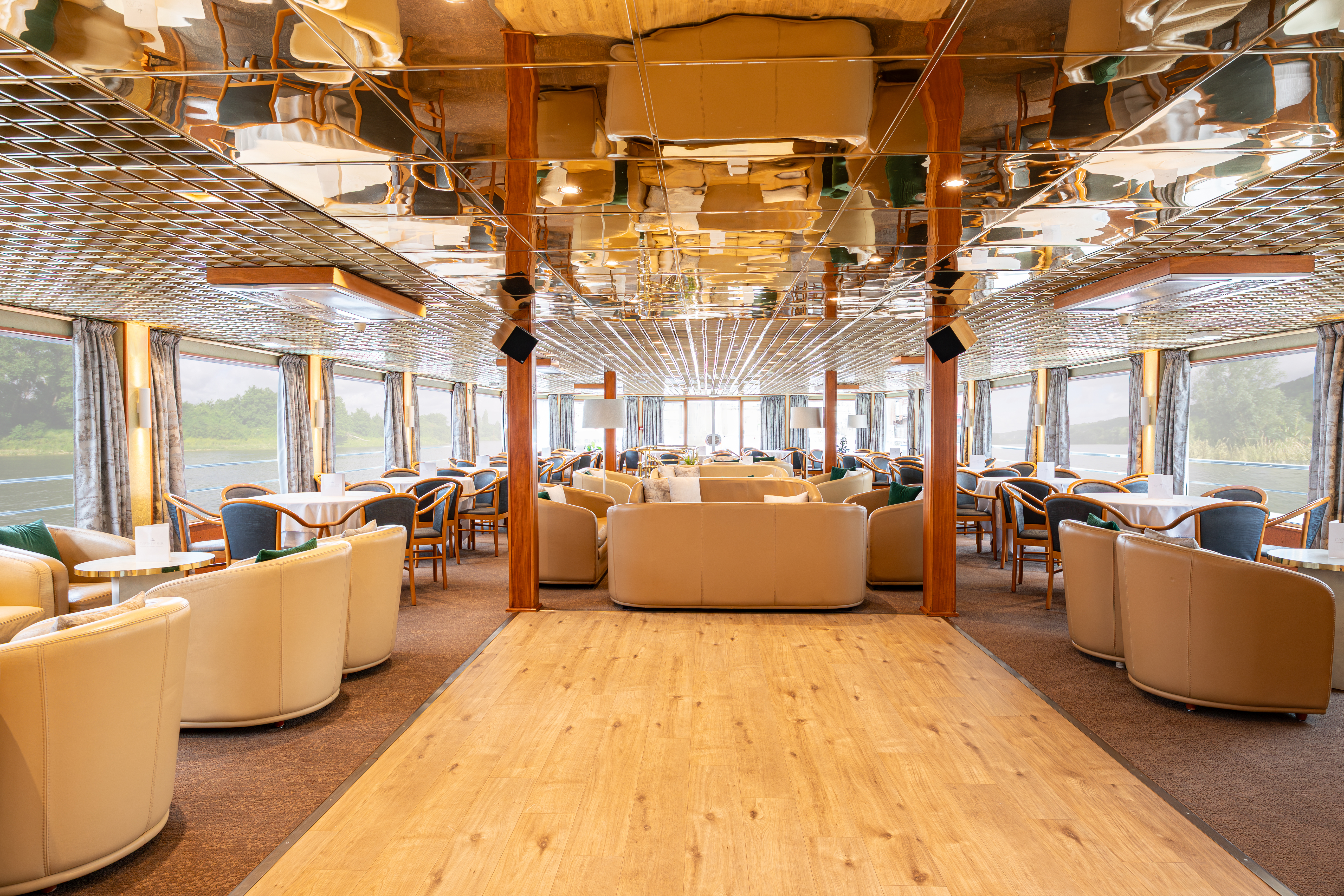 lounge bar with dancefloor