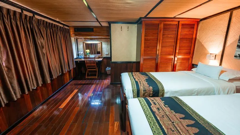 Main Deck 2 Beds