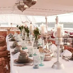 https://images.croisieurope.com/media/3d6515da-cac8-4aa3-8986-dafb62c202bf/5/restaurant-bar02-pont-soleil-dahabieh-abydos-croisieurope