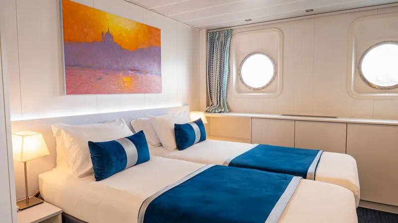 Main Deck 2 Adjustable Twin Beds Cat B