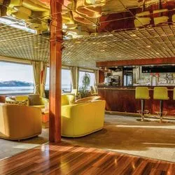 https://images.croisieurope.com/media/41fff9b0-44d9-44c6-8aaa-4f3781936ad9/5/salon-bar-piste-de-danse1-pont-superieur-ms-michelangelo-venise-italie-gazella-studio-gazella-studio