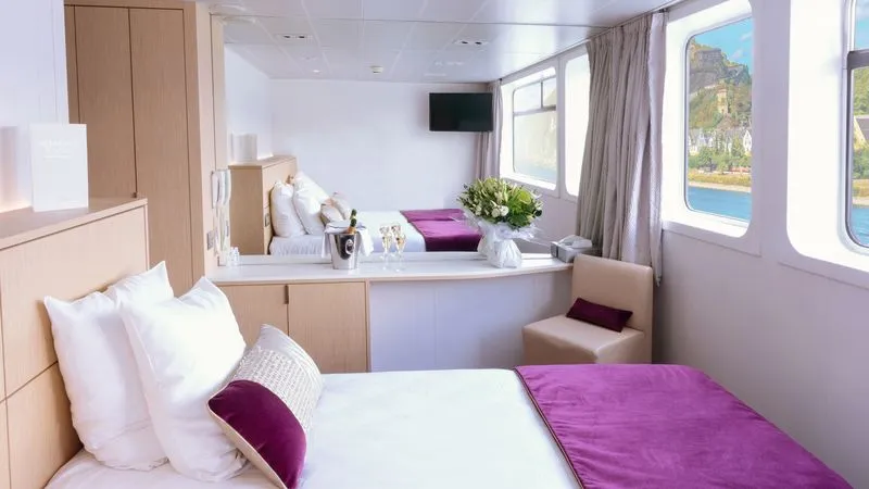 Main Deck 2 Adjustable Twin Beds Cat C