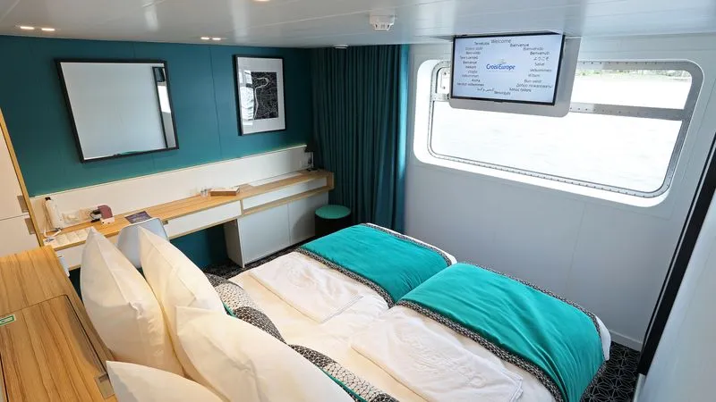 Main Deck 2 Adjustable Twin Beds Cat A