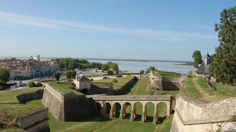 Blaye y su ciudadela en tren turístico y degustación de vinos y productos regionales