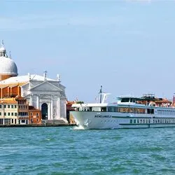 https://images.croisieurope.com/media/6693e90d-f3b2-4e38-b411-e41d5df700e7/5/ms-michelangelo-po-face04-croisieurope-herve-oudin