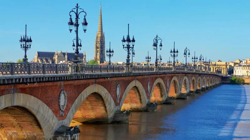 Le pont de pierre de Bordeaux