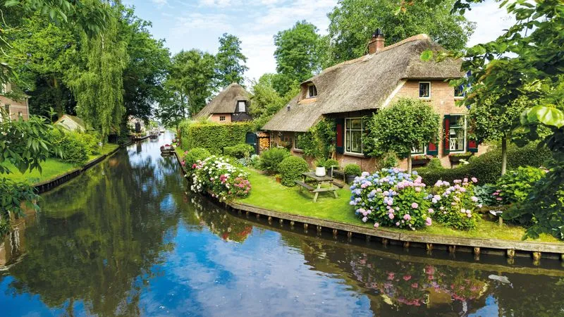 Guided tour of Giethoorn