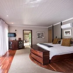 https://images.croisieurope.com/media/8596c845-7117-468e-9417-2a2ea22d9d57/5/chambre08-cascade-lodge-namibie-afrique-alexandre-sattler