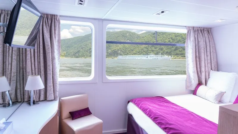 Main Deck 1 Double Bed Cat