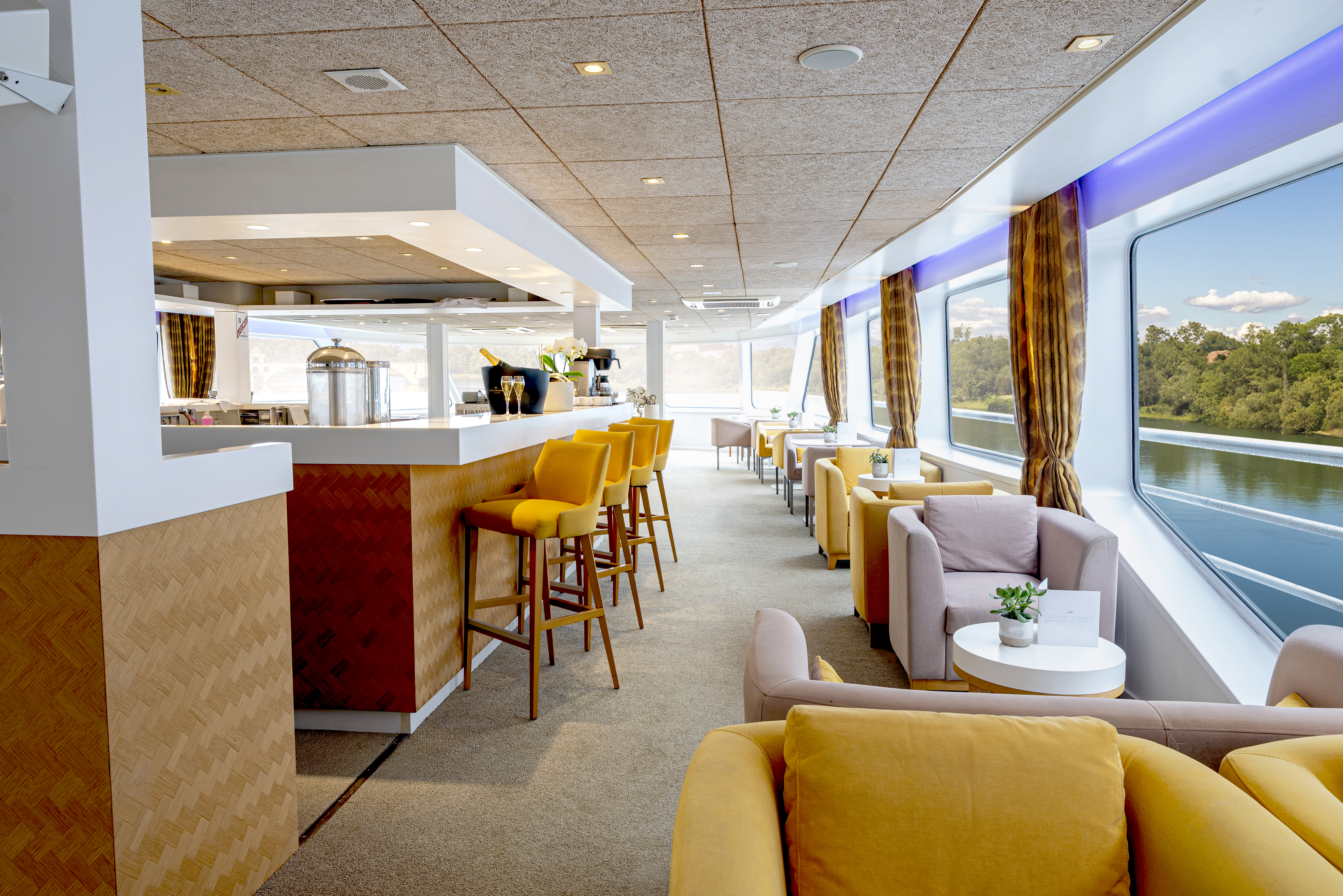 lounge bar with dancefloor