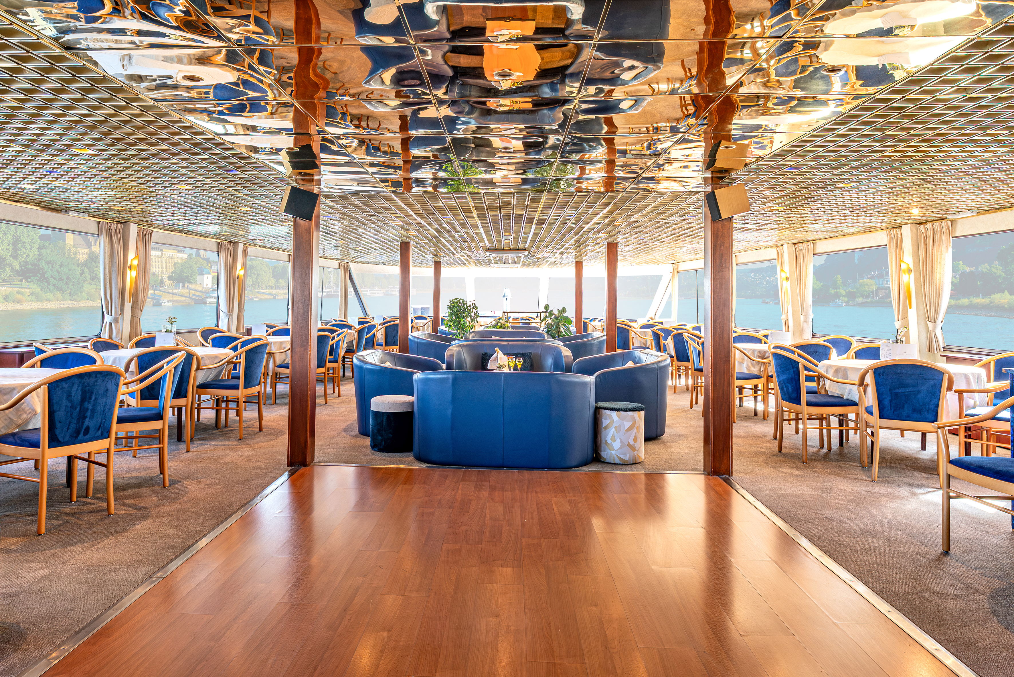 lounge bar with dancefloor