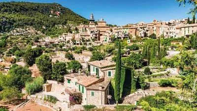 Les Baléares, Soleil méditerranéen et escales de rêve
Barcelone, fascinante capitale catalane et l'étonnant archipel des Baléares (formule port-port)