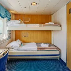 https://images.croisieurope.com/media/961a1482-51c0-4a8b-87fa-764d378a931b/5/cabine-lits-superposes-ocean-nova-spitzberg-croisieurope