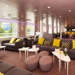 https://images.croisieurope.com/media/97eda37a-0451-4a59-bbf4-271720a80dce/5/salon-bar-ms-douce-france03-rhin-croisieurope-denis-merck