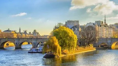 De Paris, la Ville Lumière aux rivages de la Normandie, Une croisière festive et gourmande sur la Seine à bord d'un bateau à roue à aubes (formule port/port)