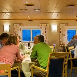 https://images.croisieurope.com/media/a8d90d3e-e6d7-4366-b04a-ba51b8734d42/5/restaurant01-ocean-nova-spitzberg-croisieurope