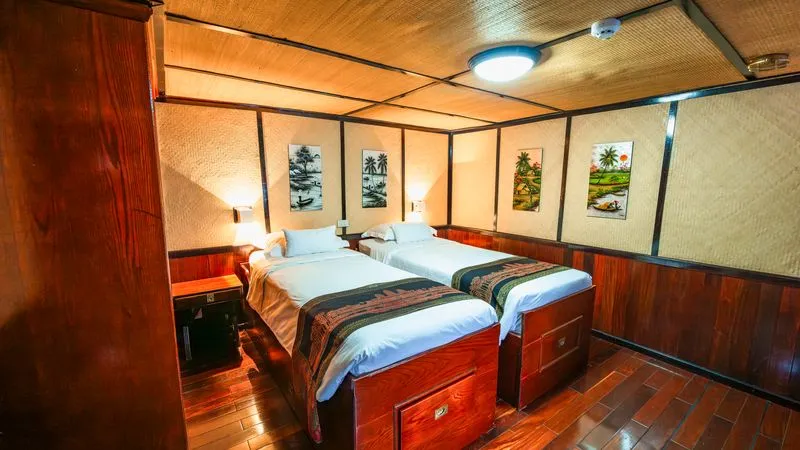 Main Deck 2 Beds (Forward)