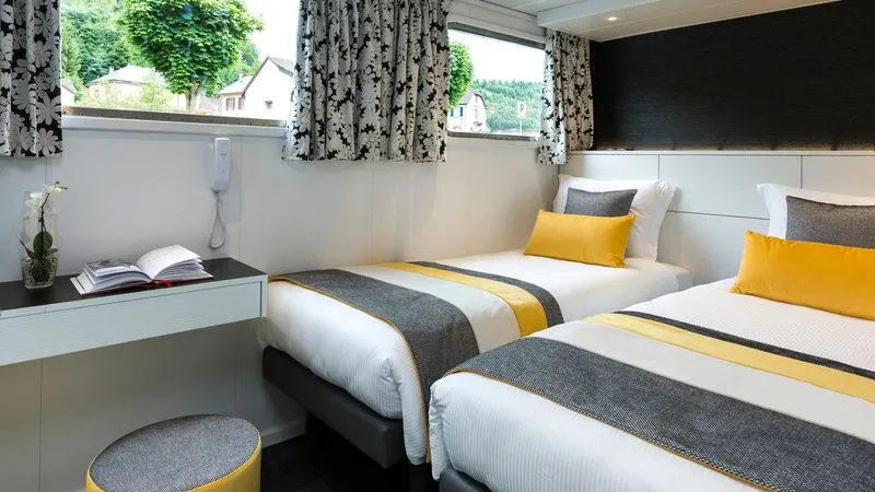 Main Deck 2 Beds
