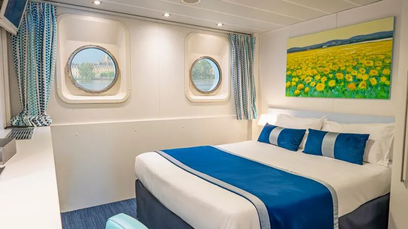 Main Deck 2 Adjustable Twin Beds Cat C