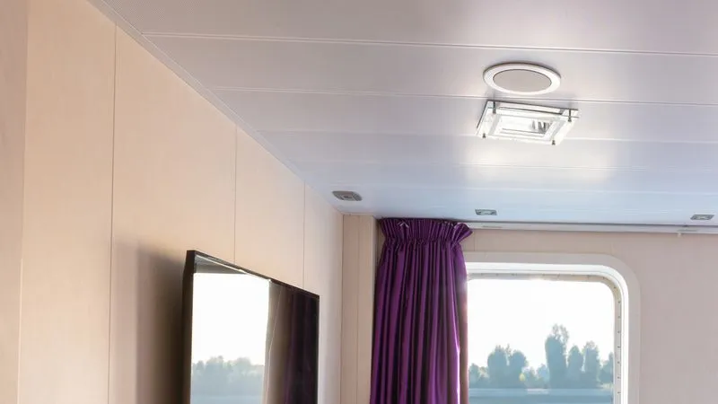 Main Deck 2 Adjustable Twin Beds Cat B