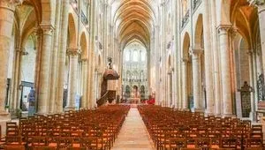 Noyon and its Cathedral at night