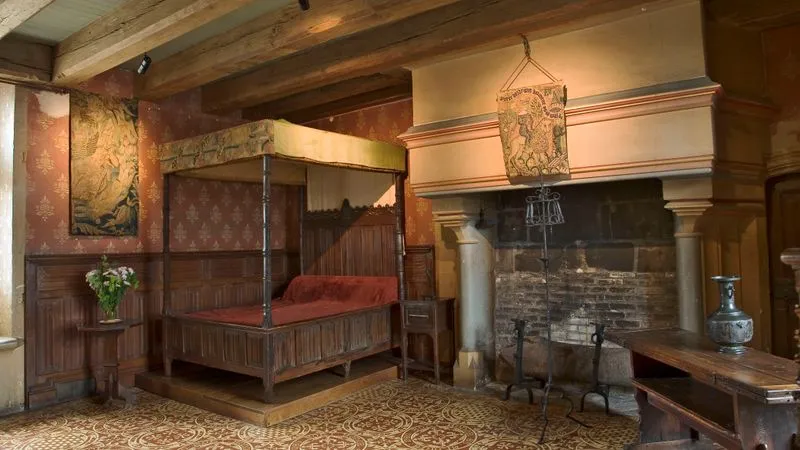 Joyaux historiques : mariage royal et trésors monastiques.