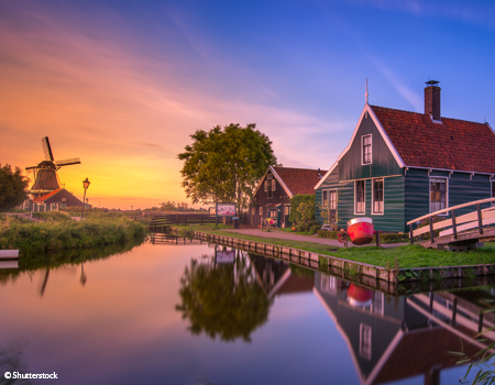 Croisière du Nouvel An : éclats et lumières sur le Rhin Entre Strasbourg et Amsterdam, célébrez le passage de la nouvelle année dans un décor féerique. (formule port/port)