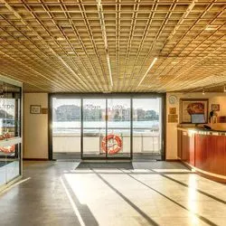 https://images.croisieurope.com/media/c188f698-a40e-4c00-885f-cd458759664c/5/reception-boutique-pont-superieur-ms-michelangelo-venise-italie-gazella-studio-gazella-studio