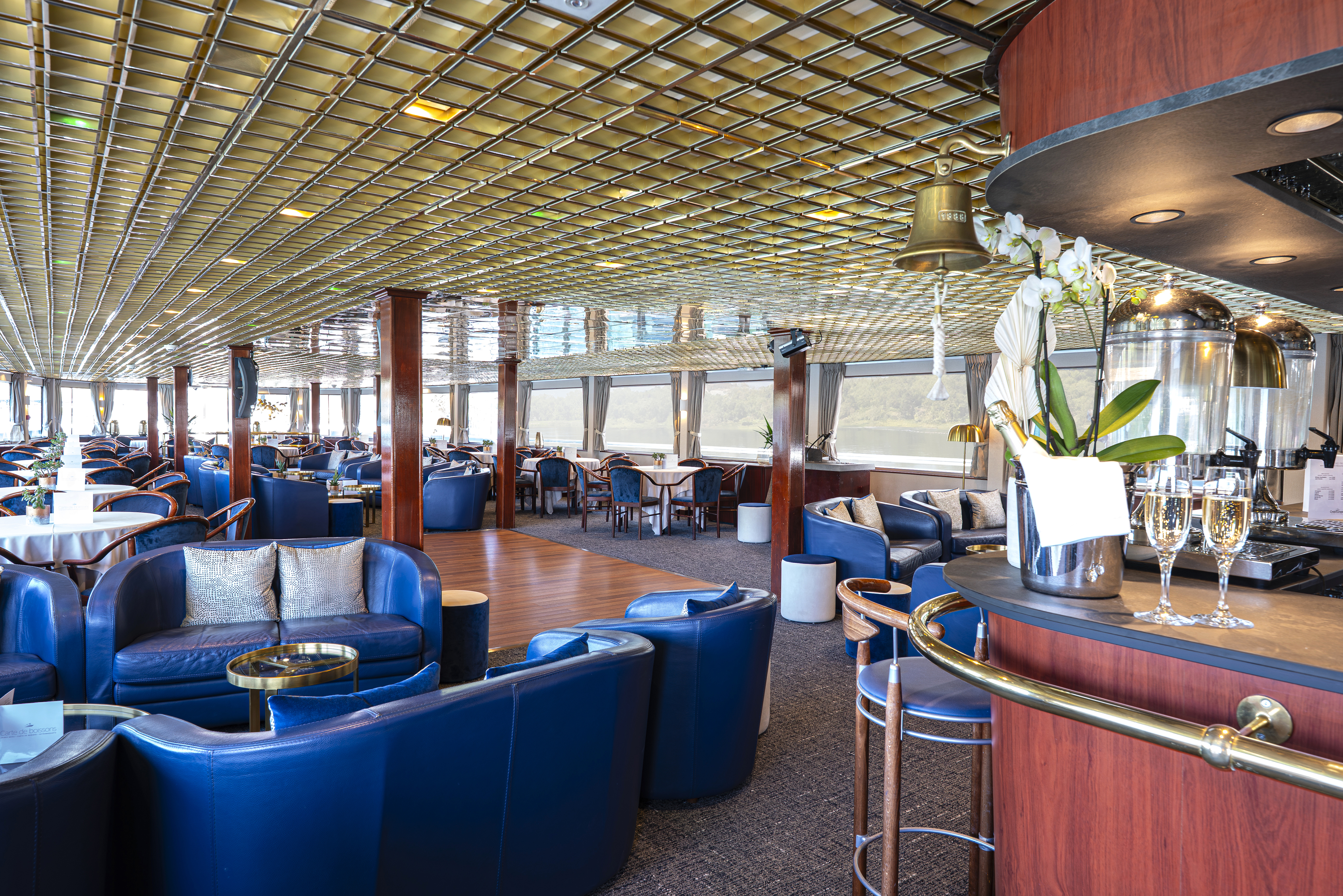 lounge bar with dancefloor