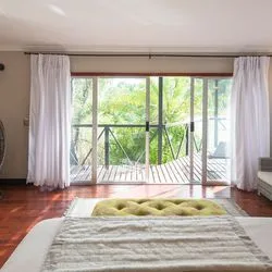 https://images.croisieurope.com/media/c3286698-1cb4-4a38-b88b-5aa5d0c99c46/5/chambre05-cascade-lodge-namibie-afrique-alexandre-sattler