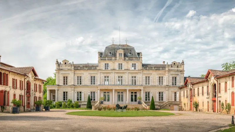 Château du Médoc entouré de vignes