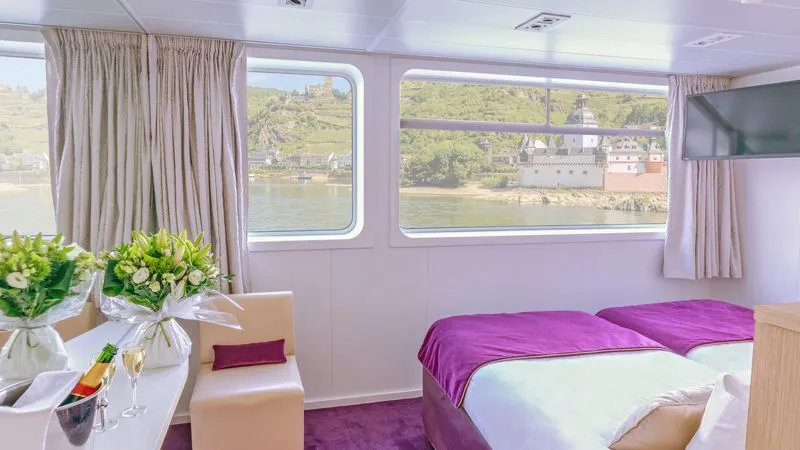 Main Deck 2 Adjustable Twin Beds Cat B