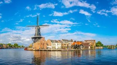 Des canaux d'Amsterdam à la vallée de la Moselle, un itinéraire d'exception entre patrimoine, paysages et traditions (formule port/port)