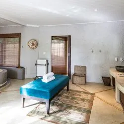 https://images.croisieurope.com/media/fa83202c-c558-4303-83ff-481dc69c8798/5/salle-de-bains08-cascade-lodge-namibie-afrique-alexandre-sattler
