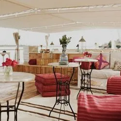 https://images.croisieurope.com/media/fc9fc178-46d3-4889-aae1-401c5e9d893d/5/restaurant-bar01-pont-soleil-dahabieh-abydos-croisieurope