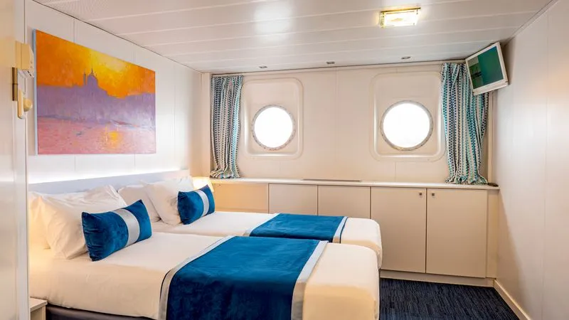 Main Deck 2 Adjustable Twin Beds Cat A